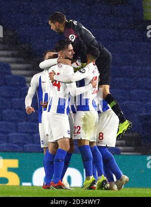 Brighton & Hove Albion Leon Balogun (verdeckt) feiert zweiten Ziel seiner Seite des Spiels mit Teamkollegen während der Premier League Match an der AMEX Stadion, Brighton zählen. Stockfoto