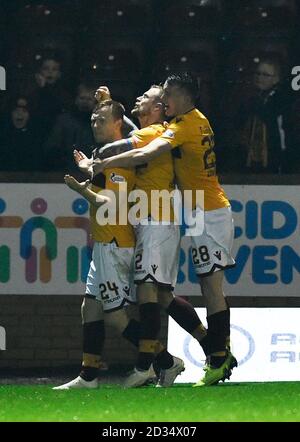 Motherwell ist Danny Johnson (links) feiert zählenden erste Ziel seiner Seite des Spiels mit Richard Tait und David Turnbull während der LADBROKES Scottish Premier League Spiel im Fir Park, Motherwell. Stockfoto