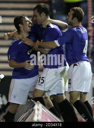 Barry Ferguson (links) der Rangers feiert den Torreigen während der ersten Runde des UEFA-Pokals, dem zweiten Beinspiel gegen Molde im Ibrox Stadium, Glasgow. Stockfoto