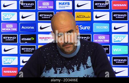 Neu AUSGESTELLTE KORREKTUR QUELLE - SCREENGRAB von PA Video von Manchester City Manager Pep Guardiola während der Pressekonferenz in der CFA, Manchester. Stockfoto