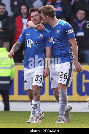 St. Johnstone's Matty Kennedy (links) feiert das erste Tor seiner Mannschaft mit Teamkollege Liam Craig während des Ladbrokes Scottish Premiership Spiels im McDiarmid Park, Perth. Stockfoto