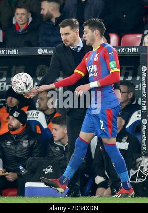 Grimsby Town Manager Michael Jolley hält den Ball (links), während Joel ward von Crystal Palace während des Emirates FA Cup, dem dritten Rundenspiel im Selhurst Park, London, darauf zudeutet. Stockfoto