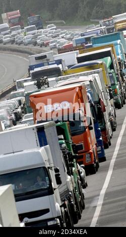 Starker Verkehr auf der M4 in Richtung Westen bei Bristol. Die Autobahn wurde heute nach einem Unfall mit zwei Lastkraftwagen und drei Autos zwischen der Kreuzung 18 und der Kreuzung 19 geschlossen. Stockfoto