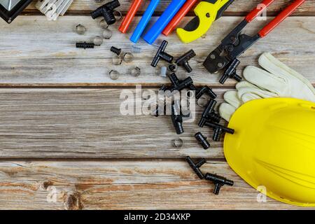 Draufsicht Sanitär-Werkzeuge an Schlauchverbindern Plumbers Werkzeuge Materialien einschließlich Kupferrohr, Ellenbogengelenk, Schraubenschlüssel für Master Klempner Stockfoto