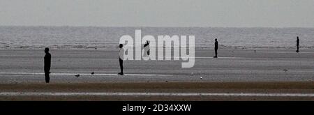 Ein weiterer Ort von Angel of the North Schöpfer Antony Gormley am Crosby Beach, Merseyside, die einen Aufenthalt der Ausführung gewährt wurde. Stockfoto