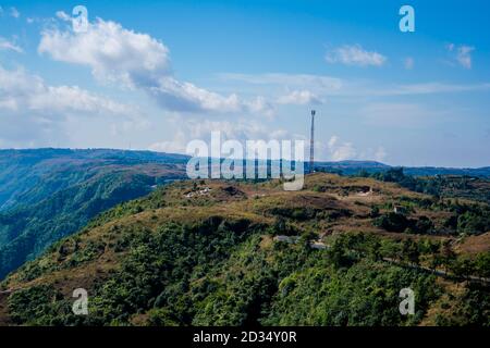 Natürlicher Blick auf die gefalteten Berge und üppig grüne Täler mit klarem Himmel und Wolken von Cherrapunji, Meghalaya, Nordostindien Stockfoto