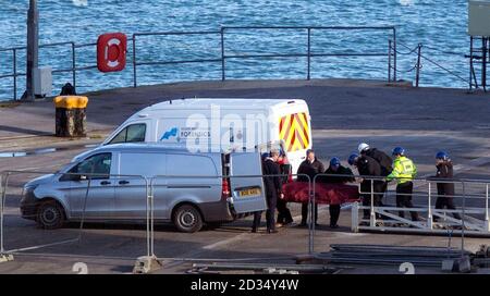 Eine Bahre, die ein Körper ist aus dem Geo Ocean III Spezialist suche Schiff angedockt in Portland, Dorset, die zurück geholt hat einen Körper aus dem Wrack des Flugzeug mit Cardiff City footballer Emiliano Sala und Pilot David Ibbotson wieder entfernt. Stockfoto