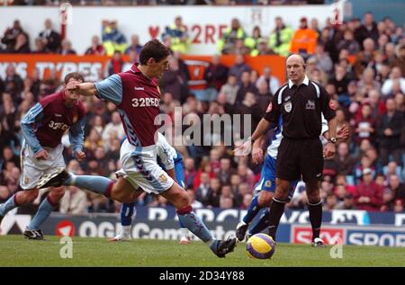 Gareth Barry von Aston Villa erzielt das Eröffnungstreffer von der Strafstelle. Stockfoto