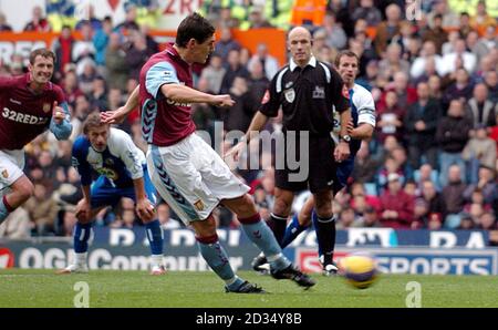 Gareth Barry von Aston Villa erzielt das Eröffnungstreffer von der Strafstelle. Stockfoto