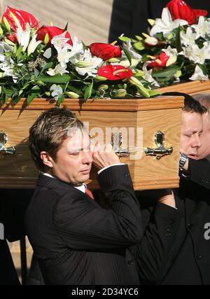 Der Vater der Kinder, Neil Shepherd (links), trägt einen der Särge, während Trauernde zu den Beerdigungen von Christianne und Robert Shepherd in der St. John's Church in Wakefield kommen. Stockfoto