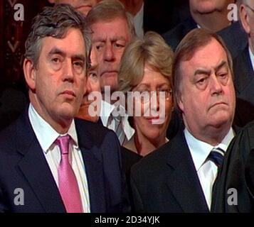 (Vordere und mittlere Reihe, von links nach rechts); Kanzler Gordon Brown, Innenminister John Reid (teilweise versteckt), Gesundheitsministerin Patricia Hewitt und stellvertretender Premierminister John Prescott hören sich die Rede der Königin bei der Eröffnung des Parlaments im House of Lords, London an. Stockfoto