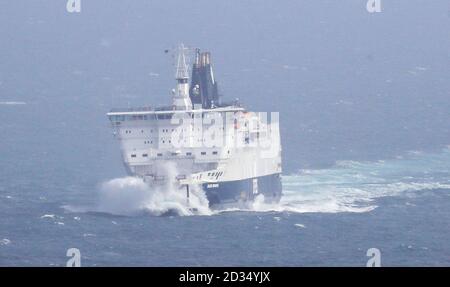 Mit der DFDS Seaways Calais Abstürze durch Wellen, wie sie in der Dover ankommt, da das Wetter im Kanal verschlechtert sich nach zwei Tagen Rekordtemperaturen. Stockfoto