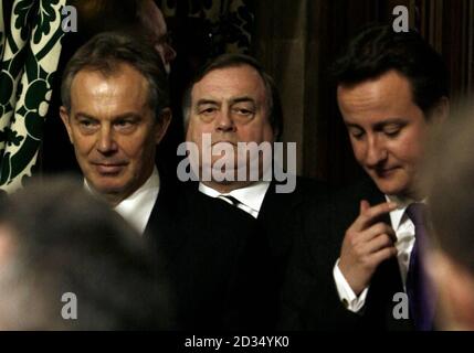 (Von links) der britische Premierminister Tony Blair, der stellvertretende Premierminister John Prescott und der konservative Parteivorsitzende David Cameron stehen während der jährlichen Staatseröffnung des Parlaments in London zusammen. Stockfoto