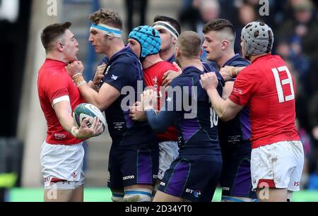 Tempers flare während der Guinness sechs Nationen match bei BT Murrayfield, Edinburgh. Stockfoto