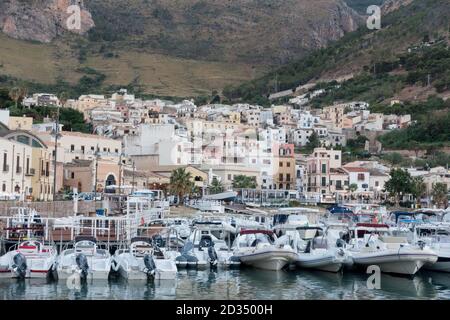 Blick auf den Hafen und die Stadt Castellammare del Golfo In Sizilien Stockfoto