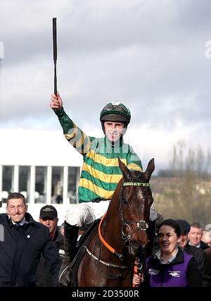 Jockey Mark Walsh feiert nach Espoir d'Allen gewinnt die Unibet Champion Hurdle Challenge Trophy während Meister Tag der 2019 Cheltenham Festival in Cheltenham Racecourse. Stockfoto