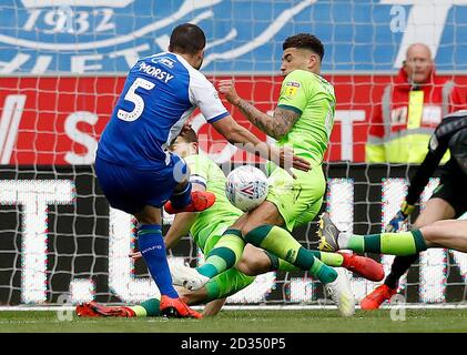 Von Wigan Athletic Sam Morsy hat einen Schuß auf Ziel, die schließlich den Arm von Norwich City Ben Godfrey Hits, die eine Strafe während der Sky Bet Championship Match auf DW Stadium, Wigan. Stockfoto