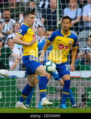 Pierre-Emile Hojbjerg von Southampton (links) hat den Ball während des Premier League-Spiels im St James' Park, Newcastle, auf seine Hand getroffen. Stockfoto