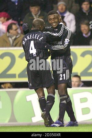 Chelsea's Salomon Kalou (rechts) feiert sein Tor Stockfoto