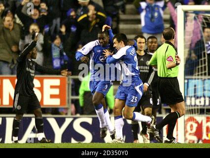 Emile Heskey (Mitte) von Wigan Athletic feiert sein Ziel. Stockfoto