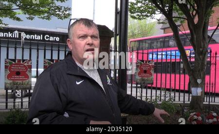 Der ehemalige Stammesgefangene Jim führt eine Gruppe von Besuchern auf einem Rundgang durch die Shankill Road als Teil eines neuen Besuchererlebnisses, das das ehemalige Crumlin Road Gaol zum Museum gemacht hat. Stockfoto