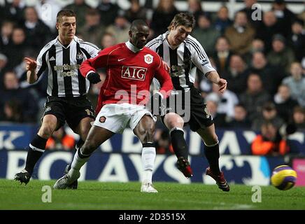 Scott Parker von Newcastle United (links) und Paul Huntington kämpfen während des Barclays Premiership-Spiels im St. James Park in Newcastle gegen Louis Saha von Manchester United (Mitte). Stockfoto