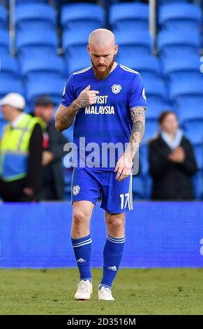 Cardiff City Aron Gunnarsson Spaziergänge rund um die Tonhöhe nach seinem letzten Heimspiel für seinen Club nach der Premier League Spiel in Cardiff City Stadium. Stockfoto