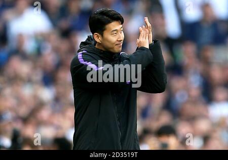 Tottenham Hotspur's Sohn Heung-min begrüßt die Fans nach dem letzten in der Premier League bei Tottenham Hotspur Stadion, London pfiff. Stockfoto