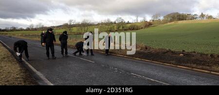 Polizeibeamte von Tayside suchen am Unfallort auf der A85 Perth-Crieff-Straße nach Hinweisen, wo fünf Menschen getötet wurden. Stockfoto