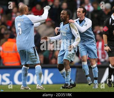 Manchester City Torschütze Darius Vassell (Mitte) wird vom Team gratuliert Kumpels Ousmane Dabo (links) und Stephen Ireland Stockfoto