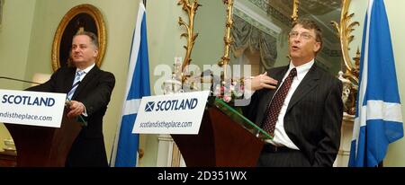 Microsoft-Vorsitzender Bill Gates (rechts) und erster Minister Jack McConnell während einer Pressekonferenz im Bute House in Edinburgh. Stockfoto