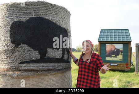 01. Oktober 2020, Sachsen, Wermsdorf: Cora Lechner steht am Eingang zu ihrem Bisongehege und dem Hofladen in Wermsdorf. Anfang des Jahres übernahm die junge Frau eine Herde von 60 Bisons, die ihr Vater 2003 gründete. Gemeinsam mit ihrem Lebenspartner Johannes Boos betreut sie die Zucht und ökologische Haltung der Wildrinder, die in Nordamerika weit verbreitet sind. Sie finden auf 40 Hektar frisches Weidegras und erhalten Bio-Heu als Ergänzungsfutter. Das Fleisch der bis zu 900 Kilogramm schweren Pflanzenfresser wird als Frischfleisch und Bison-Wurstspezialitäten angeboten. Ph Stockfoto