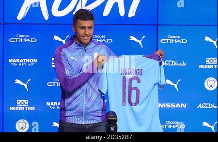Rodri von Manchester City posiert für Fotografen während der Pressekonferenz in der City Football Academy, Manchester. Stockfoto