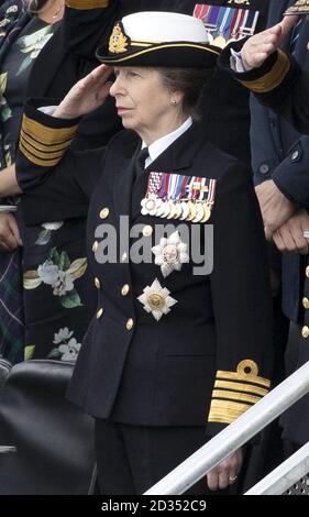 Die Princess Royal der Royal Salute vor der Royal Navy U-Bootfahrer, Veteranen, Familien und Betreuer sammeln bei HM Naval Base Clyde, der Heimat des britischen U-Boot Service in Faslane in Argyll und Bute, Mark 50 Jahre kontinuierliche Auf See Abschreckung (CASD). Stockfoto