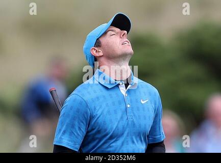 Von Nordirland Rory McIlroy Spaziergänge auf dem 17. Tag eines der Open Championship 2019 im Royal Portrush Golf Club. Stockfoto