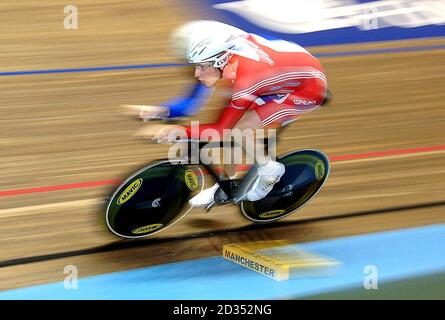 Bradley Wiggins aus Großbritannien ist Olympiasieger im Rahmen des Individual Pursuit Qualifying beim UCI Track Cycling World Cup auf dem Velodrome in Manchester. Stockfoto