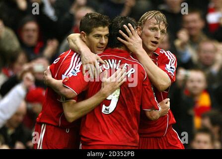 Liverpools Steven Gerrard (links) feiert das vierte Tor des Spiels mit den Teamkollegen Dirk Kuyt (rechts) und Robbie Fowler (Mitte). Stockfoto