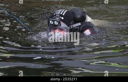 Ein Taucher am Gardasee im Canale Grande bei Clondalkin, Dublin, nachdem er gestern vor Ort den Körper des 18-jährigen Shane Coughlan entdeckt hatte. Stockfoto