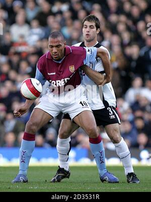 Fulhams Carlos Bocanegra und John Carew von Aston Villa in Aktion Stockfoto