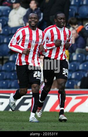 Sunderlands Dwight Yorke feiert mit seinem Teamkollegen Stern John, nachdem er beim Coca-Cola Football League Championship-Spiel in den Hawthorns, West Bromwich, gegen West Bromwich Albion gewonnen hat. Stockfoto