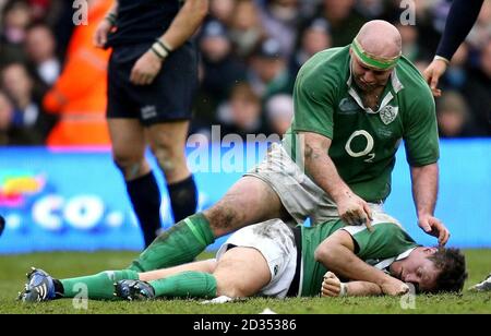 Zuvor unveröffentlichtes Foto datiert: 10/03/2006 von Irlands John Hayes, der sich während des RBS 6 Nations-Spiels gegen Schottland in Murrayfield, Edinburgh, um verletzten Teamkollegen Ronan O'Gara kümmert. Stockfoto