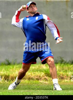 Englands Ed Joyce Fields während einer Nets-Trainingseinheit im Everest Cricket Club, Georgetown, Guyana. Stockfoto