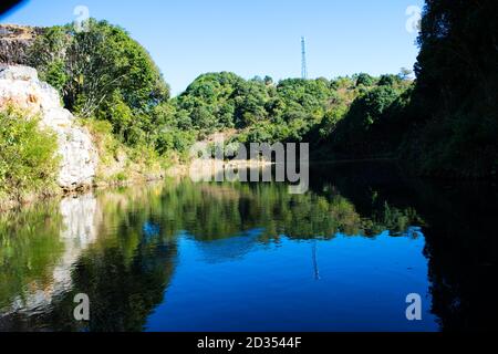 Natürlicher See auf Berg mit klarer Reflexion des Berges und auf See von Cherrapunji in Meghalaya, Nordostindien Stockfoto