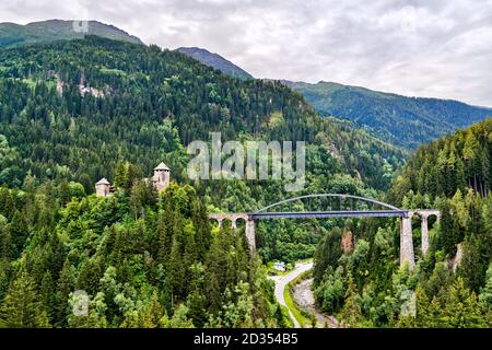 Trisanna Brücke und Schloss Wiesberg in Tirol, Österreich Stockfoto