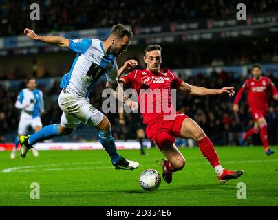 Blackburn Rovers' Adam Armstrong auf dem Weg zum Tor gegen Nottingham Forest, als Jack Robinson von Nottingham Forest versucht, seinen Schuss während des Sky Bet Championship-Spiels im Ewood Park, Blackburn, zu blockieren Stockfoto