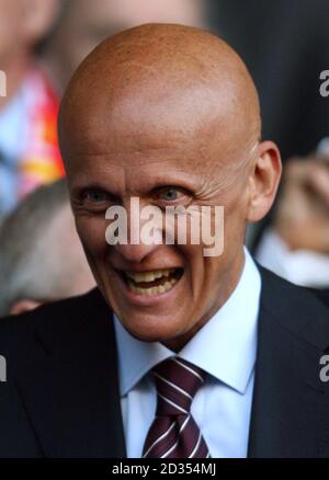 Der ehemalige italienische Fußballschiedsrichter Pierluigi Collina steht vor dem Start auf der Tribüne. Stockfoto