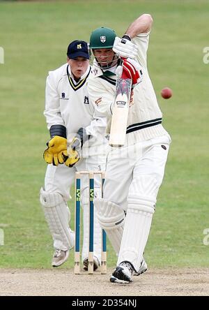 Worcestershires Graeme Hick in Aktion während des Liverpool Victoria County Championship Division One Matches in New Road, Kent, Worcester. Stockfoto