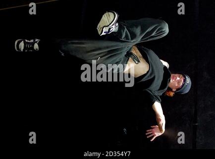 Eine Tänzerin, die vom internationalen Hip Hop Festival Breakin Convention am 11-12. Mai im Festival Theatre in Edinburgh aufgeht. Stockfoto