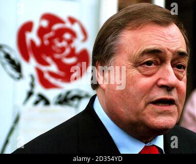 Der stellvertretende Premierminister John Prescott verlässt die Büros der East Hull Labour Party, nachdem er offiziell seine Absicht angekündigt hat, sich als stellvertretender Parteiführer niederzusetzen. Stockfoto