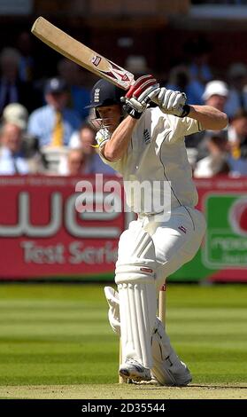 Englands Paul Collingwood trifft sich für 4 Läufe während des ersten npower-Test-Spiels im Lord's Cricket Ground, St. John's Wood, London. Stockfoto